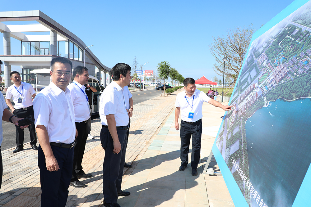 方明春、李宏庆等领导参观学院.jpg A00F4